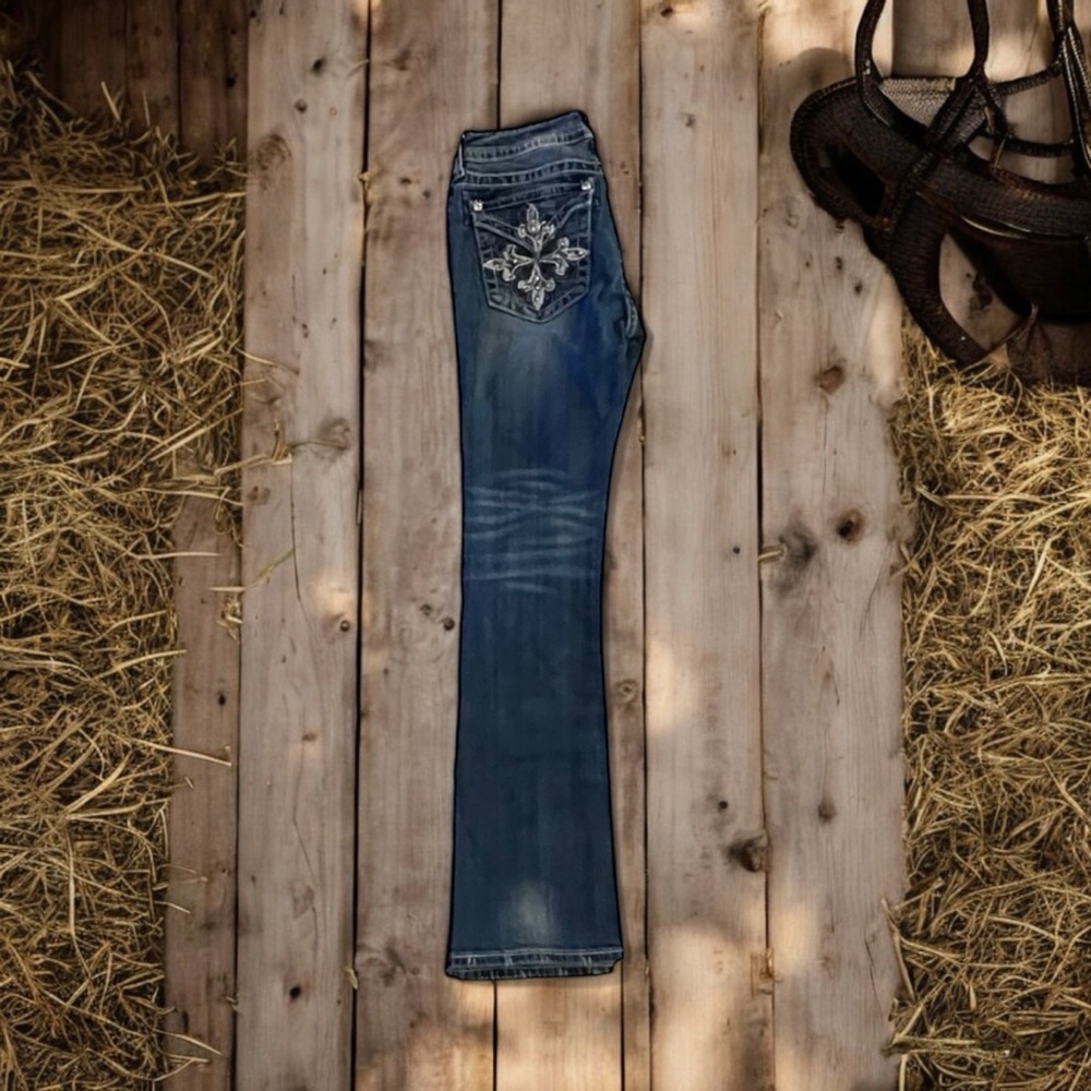 Miss me bootcut Size 28 floral fleur de lis design on back pockets. Beautiful - Picture 6 of 17